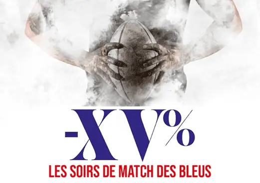 offre : 15% de remise les soirs de match des bleus écrit en rouge. On voit un rugbyman tenir un ballon.