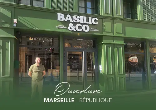 Yohann Berlureau devant la façade de la nouvelle pizzeria à Marseille, Basilic & Co Marseille (République)